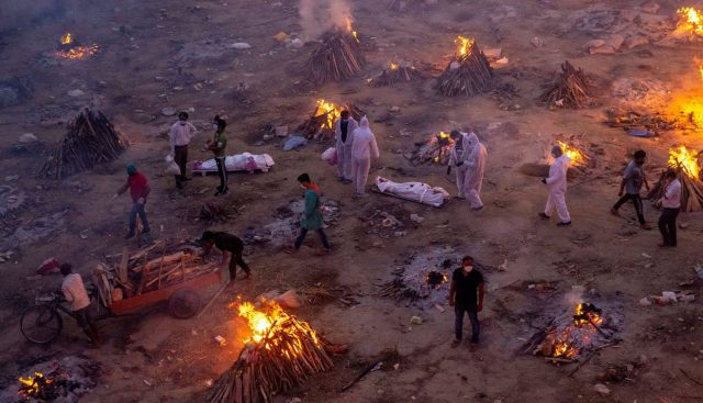 India supera más de 3 mil muertes por día; queman cuerpos en las calles