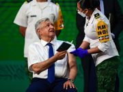 «No duele»: dice Obrador tras recibir vacuna de AstraZeneca contra la COVID-19