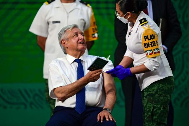 «No duele»: dice Obrador tras recibir vacuna de AstraZeneca contra la COVID-19
