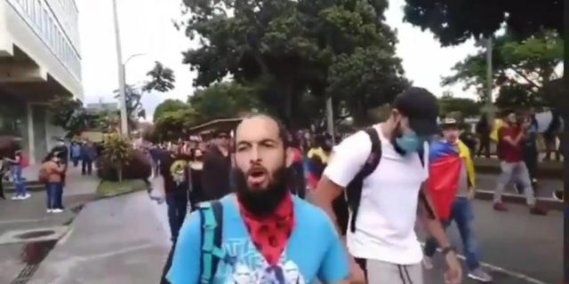 Joven recibe ocho balazos durante protesta pacífica en Colombia