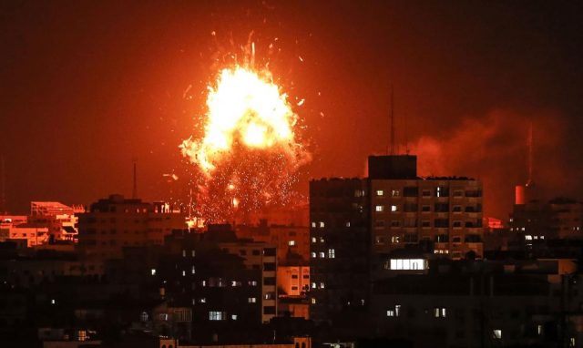 Israel usa misiles para derrumbar edificio de 12 plantas