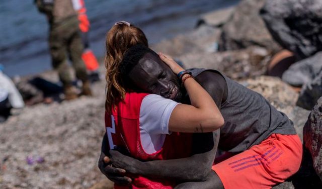 España repatria «en caliente» a 5 mil 800 migrantes