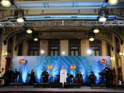 AMLO cambia mañanera por festival de las Madres; afuera, protestas por desaparecidas