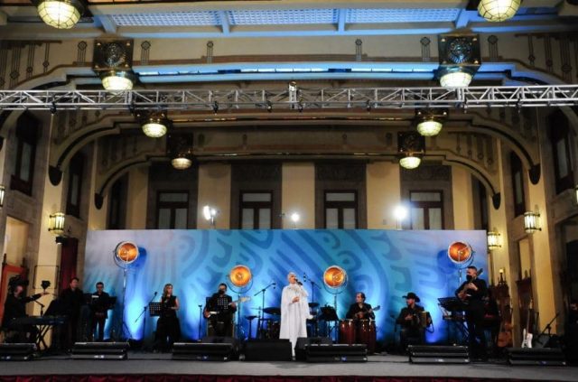 AMLO cambia mañanera por festival de las Madres; afuera, protestas por desaparecidas