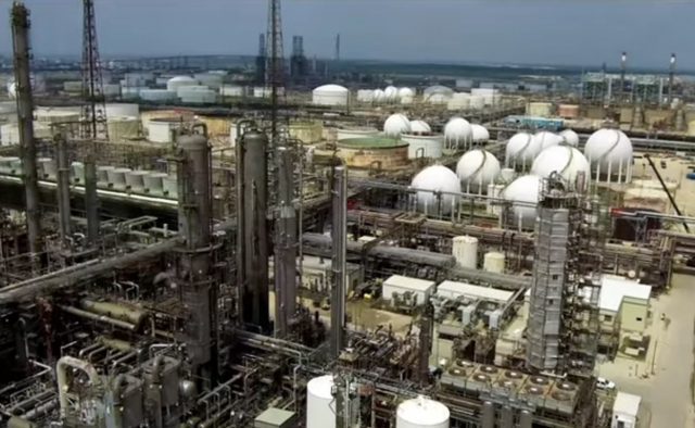 Gobierno de AMLO compra nueva refinería en Houston, Texas