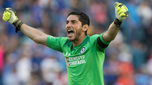 Corona se quedaría con Cruz Azul dos años más