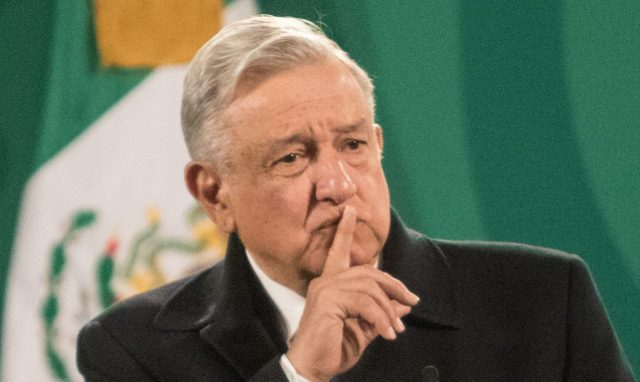 Morena, con la mitad de poder y confianza