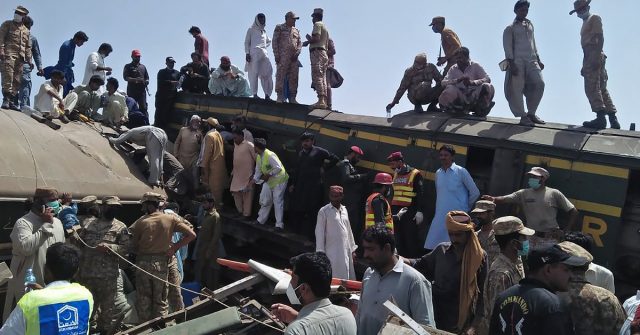 Choque de trenes deja 40 muertos en Pakistán