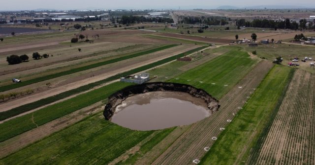 Detectan nuevas grietas en el socavón