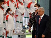 AMLO promete «algo especial» a deportistas que ganen medallas para México