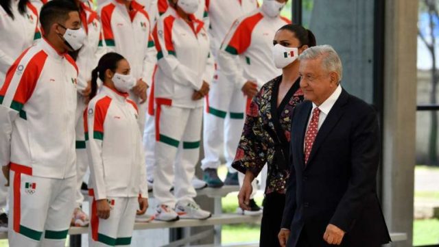 AMLO promete «algo especial» a deportistas que ganen medallas para México