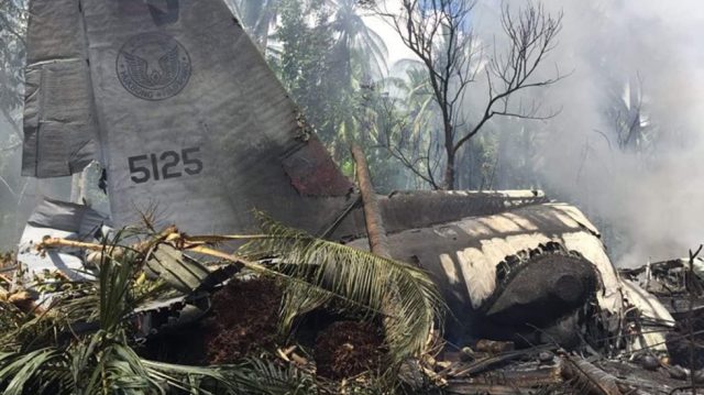 Se estrella avión en Filipinas; al menos 45 muertos