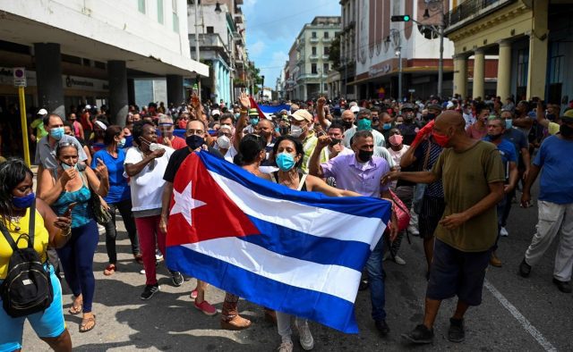 Tras protestas masivas, cortan el internet en Cuba