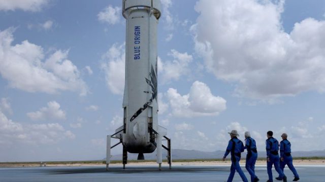 Jeff Bezos también llega al espacio con su empresa comercial