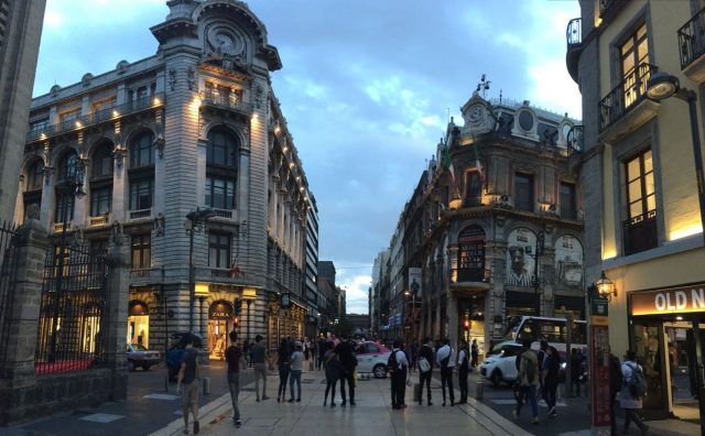 Multarán a quien fume en la Calle Madero