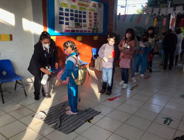 Regresa a clases presenciales el 95 % de las escuelas; hay un contagio