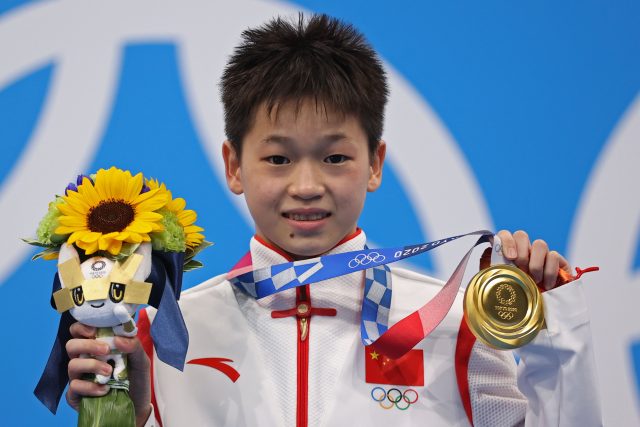 Con tan sólo 14 años, clavadista china logra oro y dos clavados perfectos