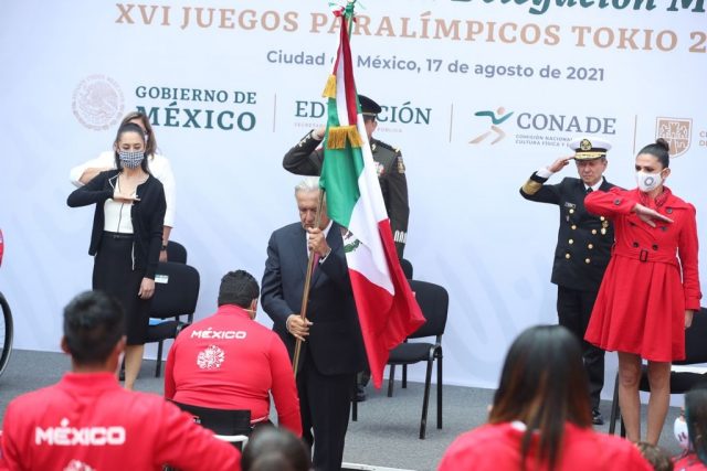 AMLO abandera a atletas paralímpicos rumbo a Tokio