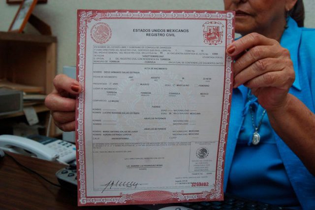 Entregan actas de nacimiento a adultos de la tercera edad en Edomex