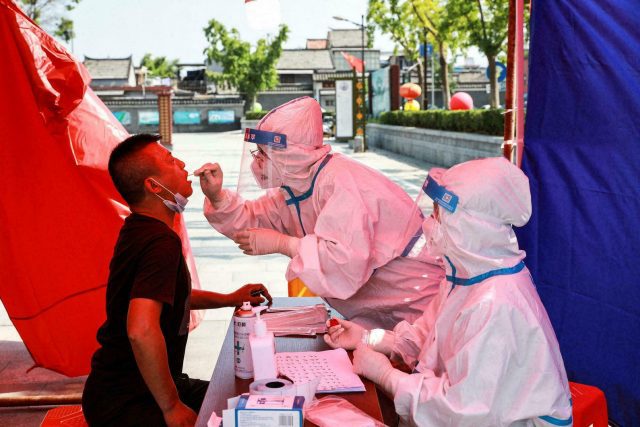 China vuelve a confinar a millones por otro repunte de COVID-19
