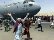 Afganos se cuelgan de avión con tal de huir de los talibanes