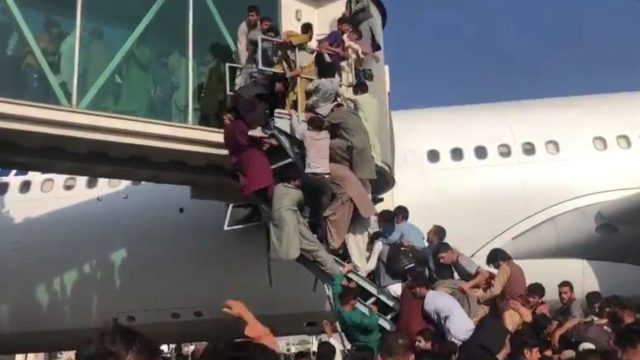 Continúan las evacuaciones en el aeropuerto de Kabul