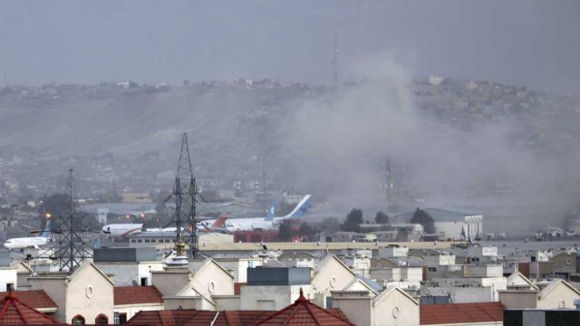 Explosión deja al menos 13 muertos cerca del aeropuerto de Kabul