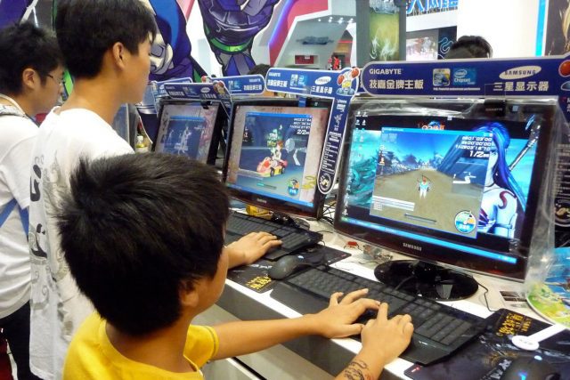 China prohíbe a menores de edad jugar videojuegos entre semana