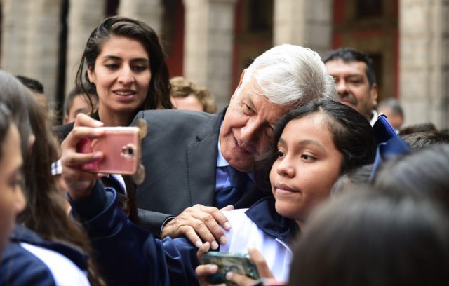 Se vacunará contra la COVID-19 a niños en caso de emergencia: AMLO