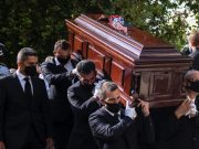 Entre aplausos y llantos despiden a Mikis Theodorakis