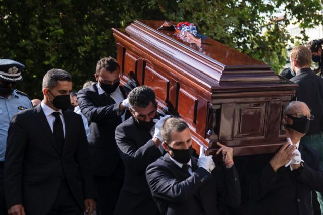 Entre aplausos y llantos despiden a Mikis Theodorakis