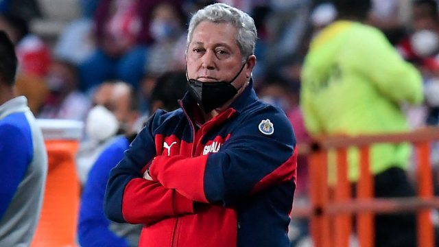 Chivas da de baja a Vucetich