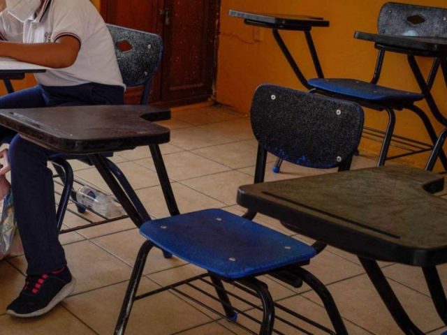 Telesecundaria suspende clases por casos de COVID-19