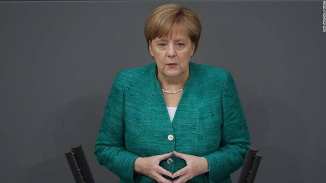 Merkel insiste en dialogar con talibanes para evacuar aliados