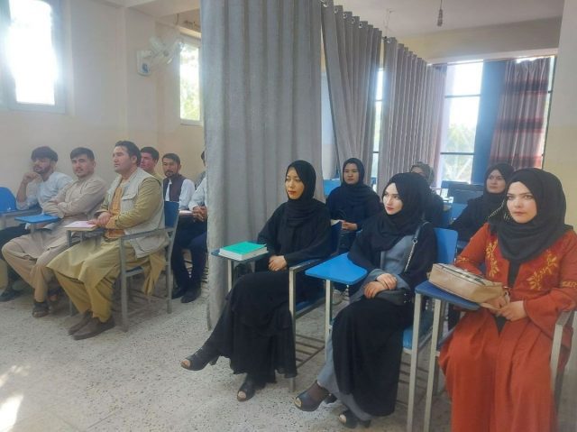 Talibán permite a mujeres ir a la universidad, separadas de los hombres