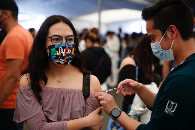CDMX completa vacunación en personas de 18 años y más