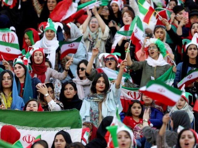 Mujeres iraníes vuelven a asistir a un encuentro de futbol