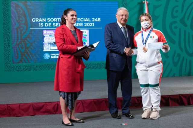 AMLO entrega estímulos económicos a deportistas participantes de Tokio 2020