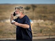 Joel Souza, cineasta al frente de la película en cuyo set de filmación el actor Alec Baldwin mató accidentalmente a la directora de fotografía Halyna Hutchins, declaró que el hombre estaba ensayando una escena en la que apuntó y disparó con una pistola de utilería al lente de la cámara. Tanto Hutchins como Souza estaban detrás de dicha cámara, por lo que el director dijo que escuchó «una especie de sonido como un látigo y luego un fuerte estallido», según su declaración jurada. Baldwin estaba «sentado en un banco de iglesia del set, practicando un desenfunde en cruz. Joel dijo que estaba mirando por encima del hombro de Halayna» cuando oyó el disparo, relató la cadena NBC News. Después del estallido, Hutchins «se quejaba» de un dolor en el estómago y comenzó a tropezar hacia atrás», aseguró el director. La bala impactó en el pecho de la mujer de 42 años, y aunque fue llevada al hospital con vida fue declarada muerta horas después. Por su parte, Souza, de 48 años, fue tratado por los médicos y dado de alta. Baldwin ha dicho que está cooperando plenamente con la investigación, pues además ha asegurado que no sabía que la bala que contenía la pistola de utilería era real y se le había dicho que disparar era seguro para todos. El ayudante del director de la película, Dave Halls, fue quien entregó el arma al actor, mientras que la armera fue Hannah Gutierrez-Reed, de 24 años. Hasta el momento no se han presentado cargos ni detenciones.