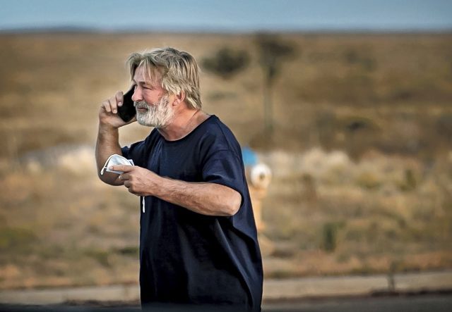Joel Souza, cineasta al frente de la película en cuyo set de filmación el actor Alec Baldwin mató accidentalmente a la directora de fotografía Halyna Hutchins, declaró que el hombre estaba ensayando una escena en la que apuntó y disparó con una pistola de utilería al lente de la cámara. Tanto Hutchins como Souza estaban detrás de dicha cámara, por lo que el director dijo que escuchó «una especie de sonido como un látigo y luego un fuerte estallido», según su declaración jurada. Baldwin estaba «sentado en un banco de iglesia del set, practicando un desenfunde en cruz. Joel dijo que estaba mirando por encima del hombro de Halayna» cuando oyó el disparo, relató la cadena NBC News. Después del estallido, Hutchins «se quejaba» de un dolor en el estómago y comenzó a tropezar hacia atrás», aseguró el director. La bala impactó en el pecho de la mujer de 42 años, y aunque fue llevada al hospital con vida fue declarada muerta horas después. Por su parte, Souza, de 48 años, fue tratado por los médicos y dado de alta. Baldwin ha dicho que está cooperando plenamente con la investigación, pues además ha asegurado que no sabía que la bala que contenía la pistola de utilería era real y se le había dicho que disparar era seguro para todos. El ayudante del director de la película, Dave Halls, fue quien entregó el arma al actor, mientras que la armera fue Hannah Gutierrez-Reed, de 24 años. Hasta el momento no se han presentado cargos ni detenciones.