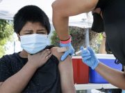 Juez ordena vacunar a todos los menores de 18 años