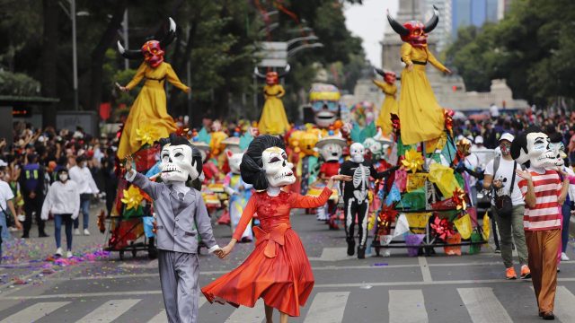 Desfile de Día de muertos reúne a un millón de personas