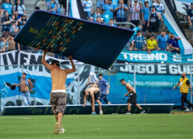 Aficionados del Gremio destrozan el VAR