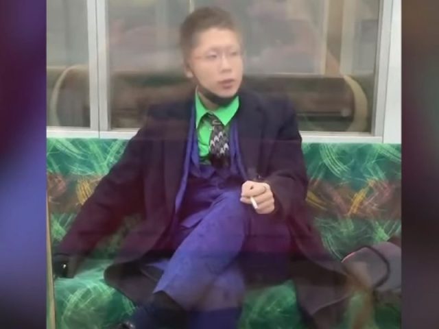 Hombre disfrazado del Guasón apuñala a varias personas en el tren de Tokio