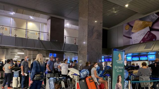 El mundo en alerta por la variante ómicron; crecen restricciones