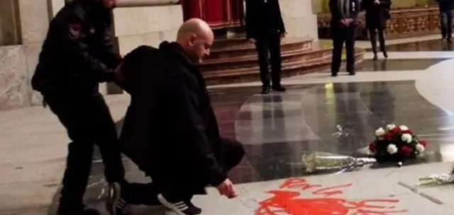 Piden cárcel para artista que pintó la tumba de Francisco Franco