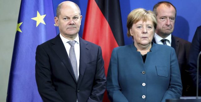 Merkel entrega el poder a Scholz