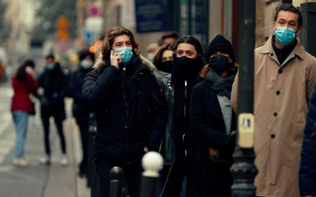 Francia toma severas medidas ante quinta ola de contagios