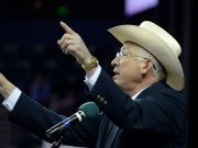 Ken Salazar reconoce que las armas del crimen organizado provienen de los EE. UU.