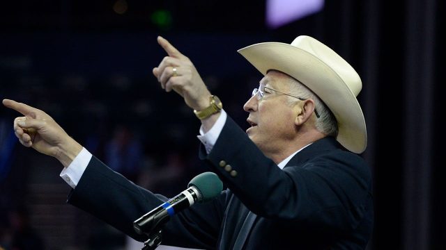 Ken Salazar reconoce que las armas del crimen organizado provienen de los EE. UU.